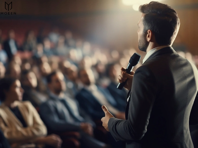 مرد در حال سخنرانی درباره پرسونال برندینگ